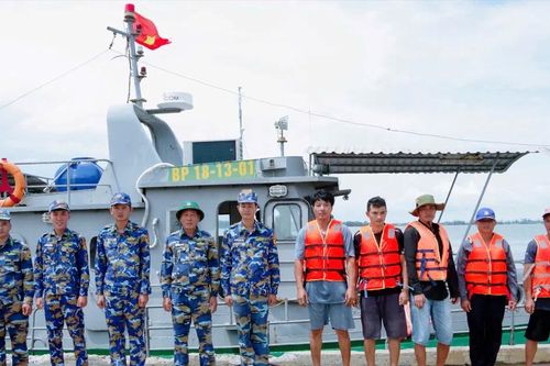 Biên phòng Sóc Trăng kịp thời cứu 5 thuyền viên bị chìm tàu