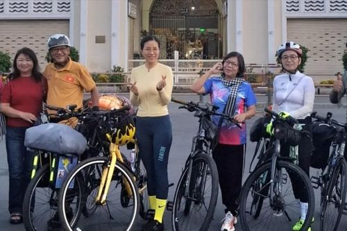 Đạp xe đạp xuyên Việt kêu gọi sống xanh, bảo vệ môi trường