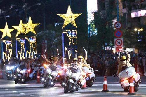 Hào khí lan tỏa đêm diễn 'Vinh quang Công an Nhân dân'