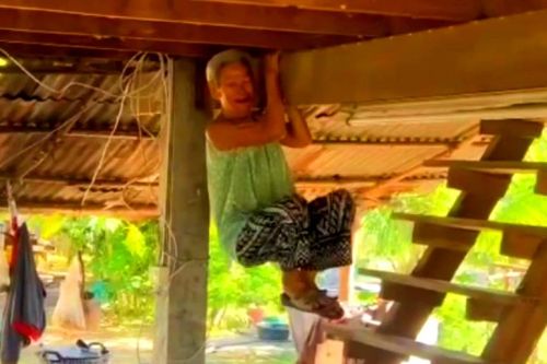 Cụ bà 80 tuổi Thái Lan gây sốt với màn đu xà tránh rắn