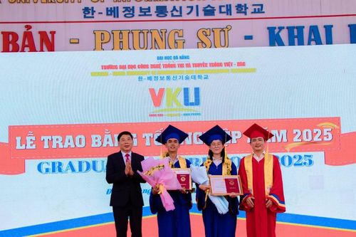 Trao bằng tốt nghiệp cho 300 sinh viên khóa 'đặc biệt' của Trường VKU