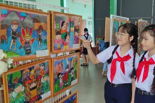 Khơi dậy tình yêu quê hương qua từng nét cọ trẻ thơ
