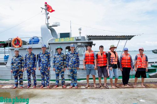 Cứu nạn thành công 5 thuyền viên bị chìm tàu trên vùng biển Sóc Trăng