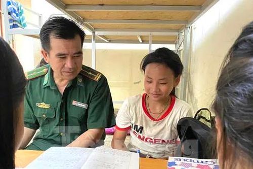 Những người bố mang quân hàm xanh đồng hành cùng các em học sinh dân tộc thiểu số