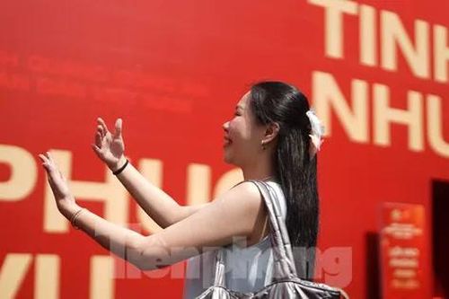 Giới trẻ trải nghiệm triển lãm đa giác quan 'Bản hùng ca Công an nhân dân Việt Nam'