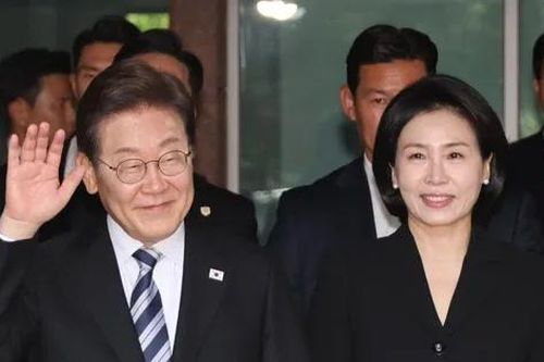 Tân Đệ nhất phu nhân Hàn Quốc gây sốt