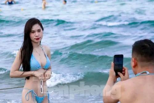 Nghìn người kéo nhau ra biển Đà Nẵng giải nhiệt cái nóng như đổ lửa