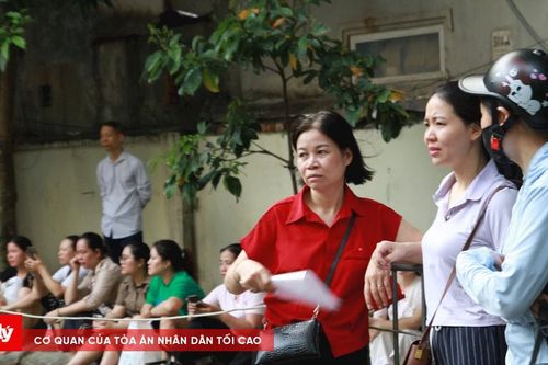 Hình ảnh phụ huynh chờ đợi thí sinh thi lớp 10 tại Hà Nội