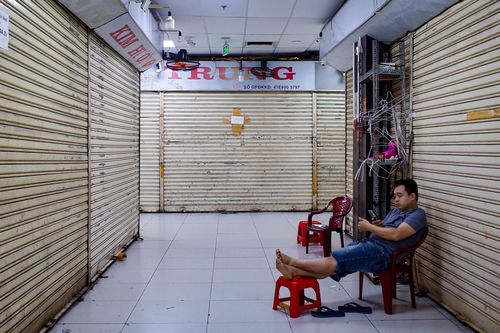 Tiểu thương TPHCM buôn bán 'cầm hơi'