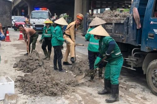 Truy tìm ô tô làm rơi bùn đất kéo dài hơn 100m ở Hà Nội
