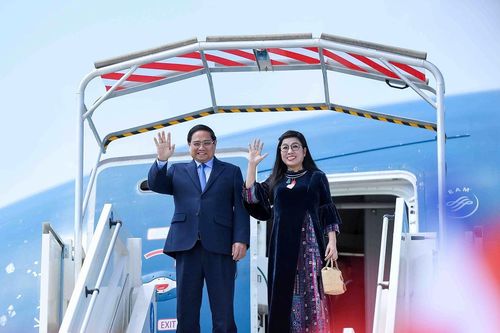 Thủ tướng Phạm Minh Chính và Phu nhân tới Pháp