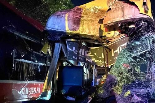 Huế: Tai nạn giao thông liên hoàn giữa 3 xe khách, 7 người nhập viện