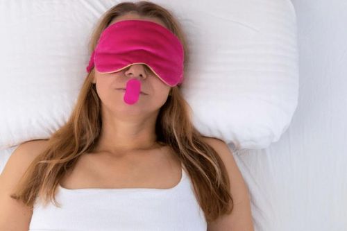 Cảnh báo về trào lưu 'dán miệng khi ngủ' đang lan rộng