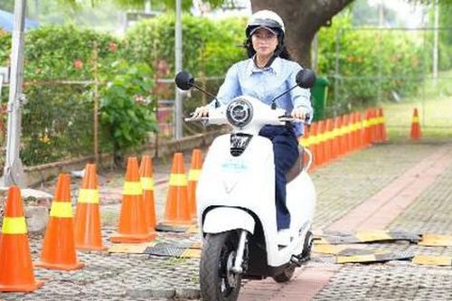 Giá xe máy VinFast tốt chưa từng có, người trẻ và dân văn phòng đua nhau xuống tiền