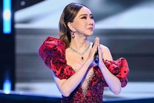 Tỷ phú chuyển giới vẫn điều hành Miss Universe dù 'ngã ngựa'