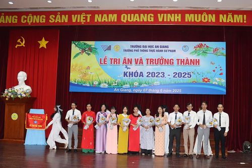 Lễ tri ân và trưởng thành của học sinh lớp 12