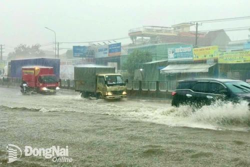 Mưa kéo dài gây ngập nhiều vị trí trên quốc lộ 1 qua Biên Hòa