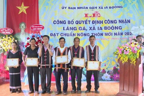 Làng Gà (xã Ia Boòng) đạt chuẩn nông thôn mới