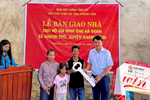 Ban Nội chính Tỉnh ủy bàn giao nhà tình nghĩa cho hộ đặc biệt khó khăn ở xã Khánh Phú