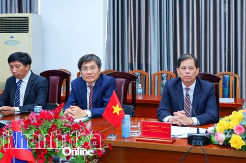Chủ tịch UBND tỉnh Nguyễn Tấn Tuân tiếp đoàn lãnh đạo cấp cao Thủ đô Viêng Chăn và 2 tỉnh Champasak, Attapeu (Lào)