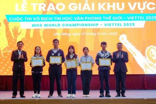 Trao giải khu vực Tây Nguyên Cuộc thi Vô địch Tin học Văn phòng thế giới - Viettel 2025
