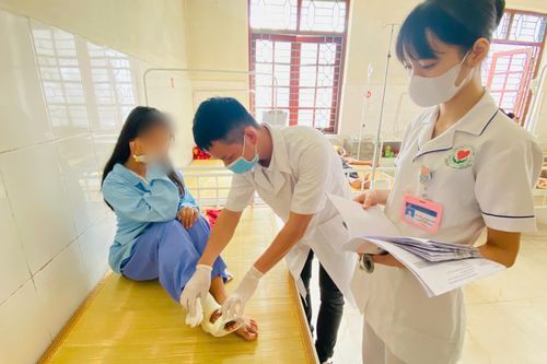 Cảnh báo nhiễm trùng nặng do bó thuốc nam điều trị gãy xương