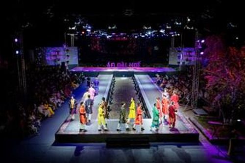 Áo dài lộng lẫy trong đêm tôn vinh