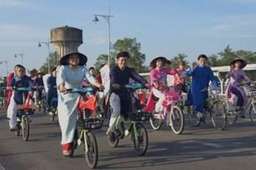 'Áo dài qua phố'