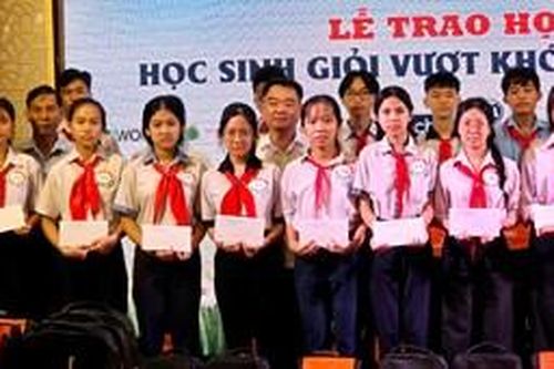 Trao 100 suất học bổng cho học sinh giỏi vượt khó tiêu biểu