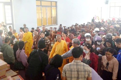 Ban Từ thiện xã hội Phật giáo TP.Buôn Ma Thuột trao 300 phần quà tại H.Cư M'gar