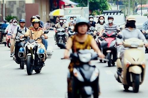Nữ sinh hỏng xe được CSGT chở tới trường thi