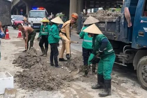CSGT truy tìm ô tô làm rơi bùn đất ở Hà Nội