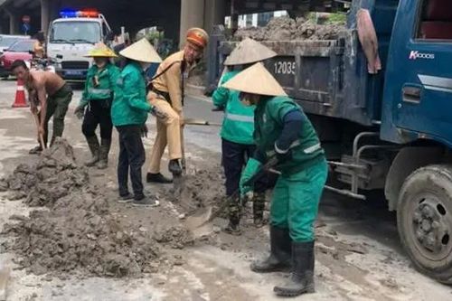 Truy tìm ô tô làm rơi bùn đất ở Hà Nội