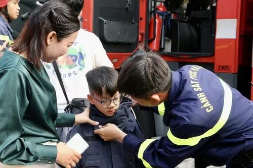 Sôi nổi trải nghiệm các hoạt động của Công an nhân dân