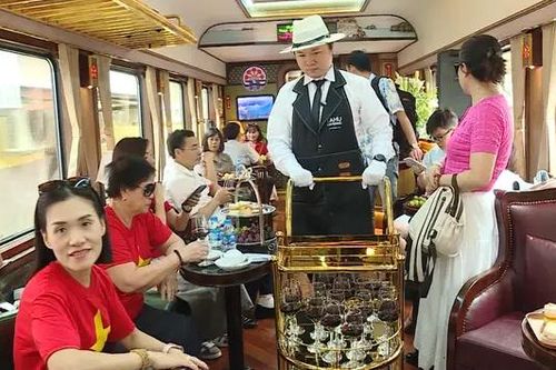 Tàu hỏa hút khách dịp cao điểm hè