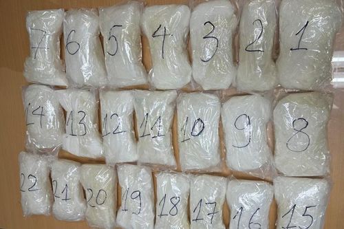 Cận cảnh 84.000 bao thuốc lá lậu và 5kg ma túy bị giấu tinh vi