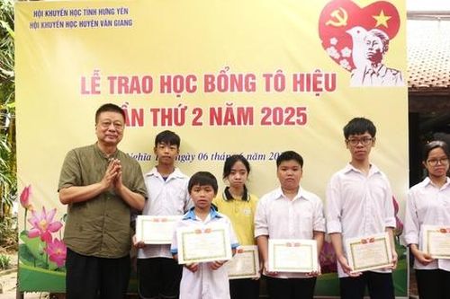Quỹ Khuyến học, khuyến tài Tô Hiệu trao 200 suất học bổng cho học sinh nghèo vượt khó