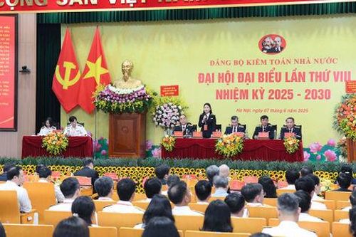 Lãnh đạo thực hiện thắng lợi các chỉ thị, nghị quyết của Đảng