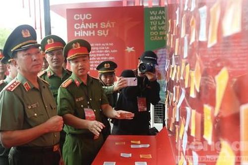 Thứ trưởng Trần Quốc Tỏ tham quan các hoạt động của chương trình 'Vinh quang CAND Việt Nam'