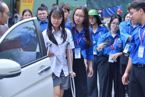 Nữ sinh nén đau chống nạng đi thi, bật khóc vì làm bài không như ý