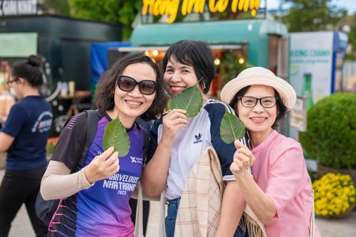Độc, lạ phiên chợ trên núi Bà Đen, khách tấp nập mua hàng bằng lá bồ đề