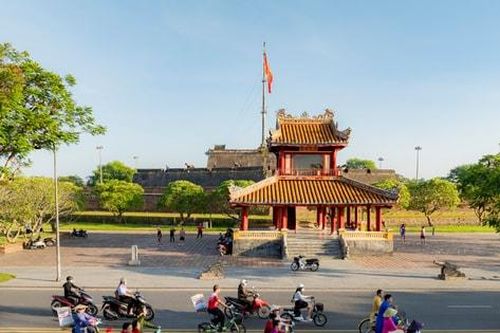 Thành phố Huế: Rộn ràng chương trình tuần hành 'Áo dài qua phố' năm 2025