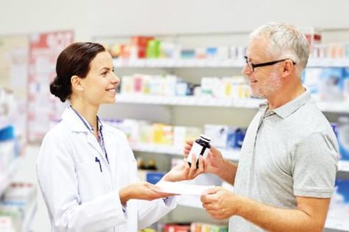 Người cao tuổi có nên uống vitamin tổng hợp?