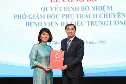 Thứ trưởng Bộ Y tế trao quyết định bổ nhiệm Phó Giám đốc phụ trách chuyên môn Bệnh viện Da liễu Trung ương
