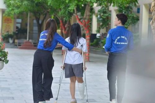 Những vòng tay yêu thương tiếp sức sĩ tử ngày thi lớp 10 Hà Nội