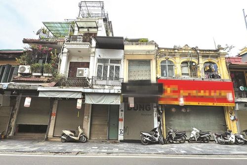 Phố cổ Hà Nội cửa đóng then cài'