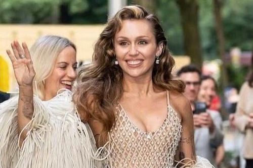 Miley Cyrus mặc xuyên thấu