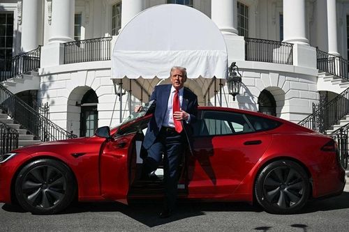 Tổng thống Trump muốn bán xe điện Tesla sau cãi vã với Elon Musk