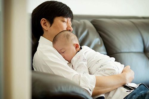 Cử chỉ âu yếm của cha mẹ là liều thuốc giảm căng thẳng tự nhiên