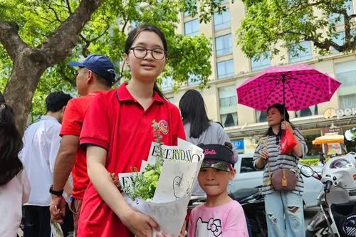 Hoàn thành môn thi cuối cùng vào lớp 10, sĩ tử được người nhà tặng hoa chúc mừng